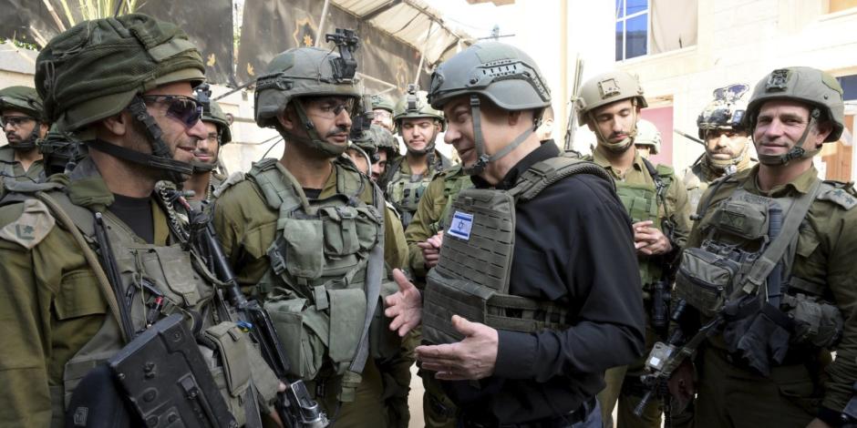 El premier, Benjamin Netanyahu, se reúne con tropas, ayer, tras 80 días de combates.