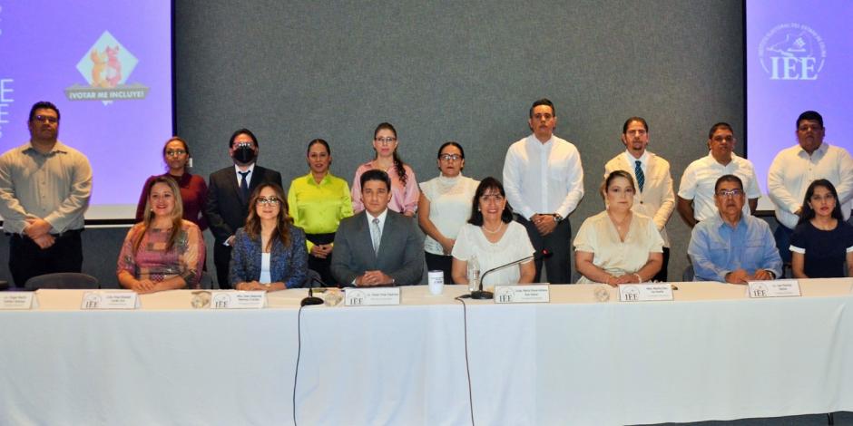 La presidenta del IEE de Colima, Adriana Ruiz (al centro), al presentar su informe el pasado 20 de diciembre.