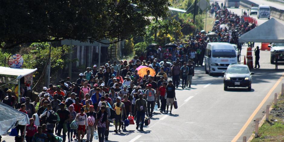 Personas migrantes caminan por la carretera, ayer en Chiapas.