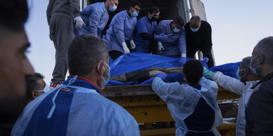 Personal médico traslada los cuerpos de víctimas palestinas para un funeral masivo, ayer.