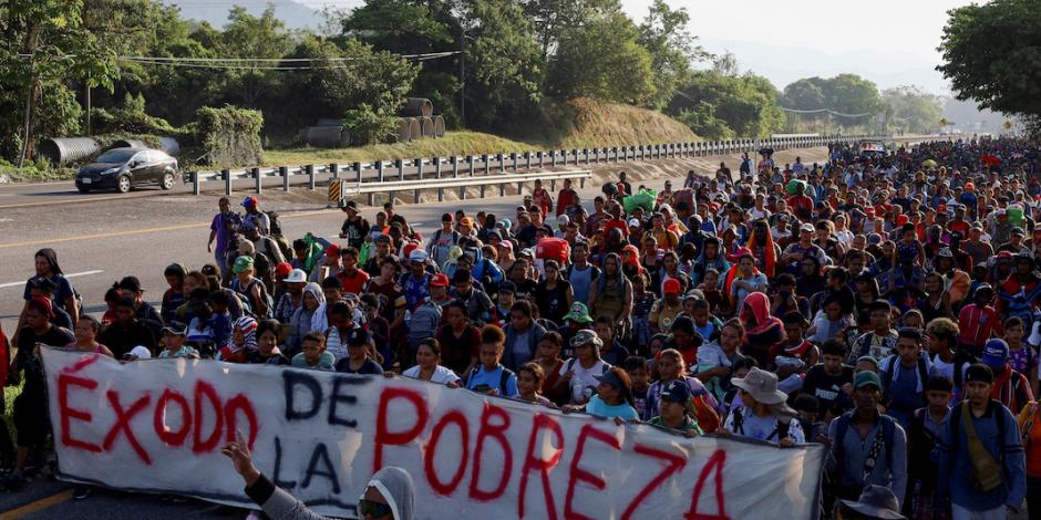 Paso de la caravana, ayer por Chiapas; calculan 6 mil indocumentados.