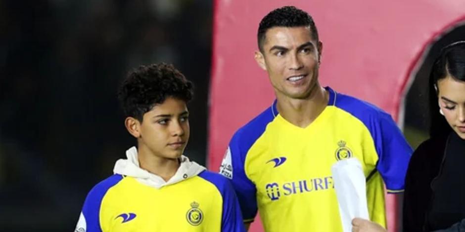 Cristiano Ronaldo Jr. y Cristiano Ronaldo durante un evento en el estadio del Al-Nassr.