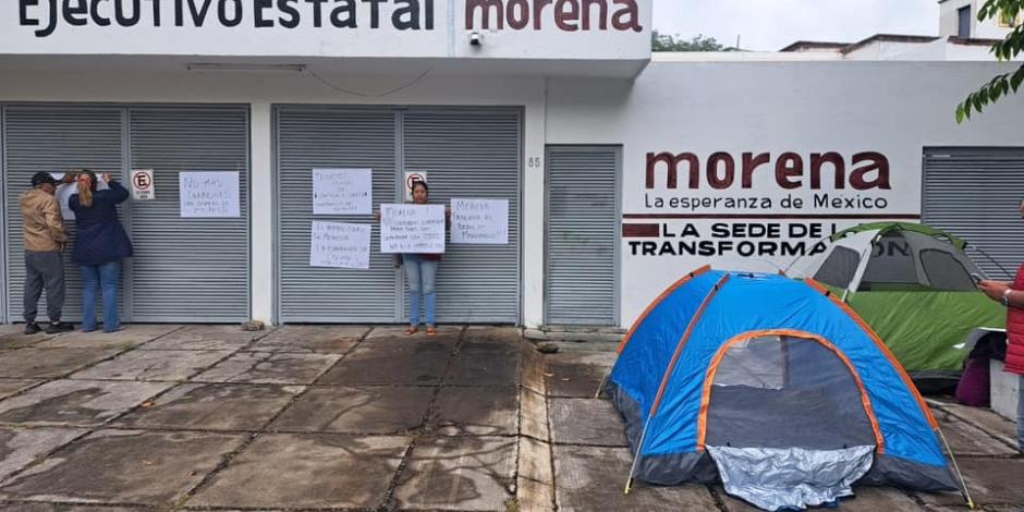 Los morenistas inconformes mantuvieron ayer su campamento afuera de la sede del partido guinda en la capital del estado de Colima como medida de protesta.