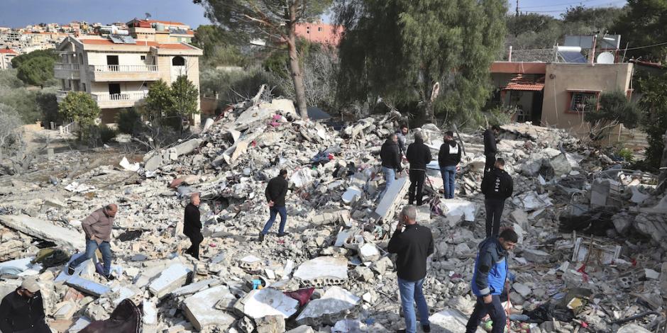 Residentes en Líbano recorren zonas golpeadas por el ejército israelí, ayer.