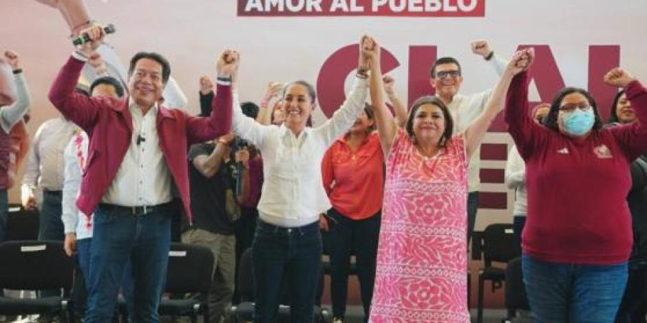 La exalcaldesa Clara Brugada, al recibir la constancia como precandidata única de la alianza Morena-PT-PVEM, el 26 de noviembre de este año.
