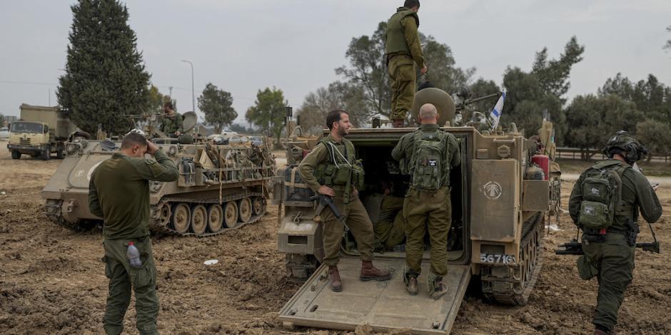 Soldados israelíes esperan órdenes cerca de la frontera con Gaza, ayer.