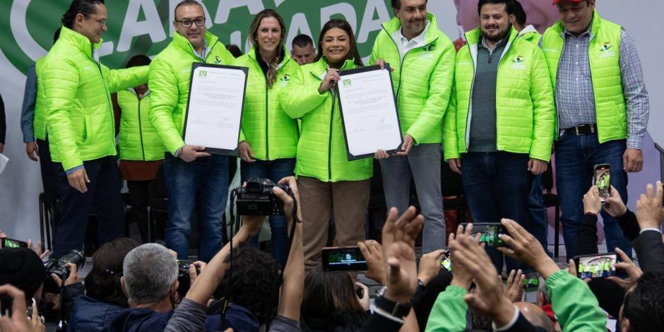 Clara Brugada Molina, luego de recibir su constancia como precandidata única del PVEM a la Jefatura de Gobierno de la Ciudad de México, ayer.