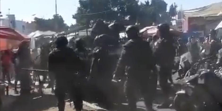 Enfrentamiento, ayer, en la capital de Oaxaca.