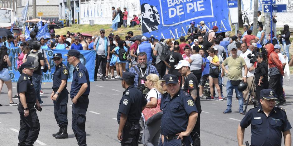 Policías vigilan una protesta en calles de Buenos Aires, ayer.