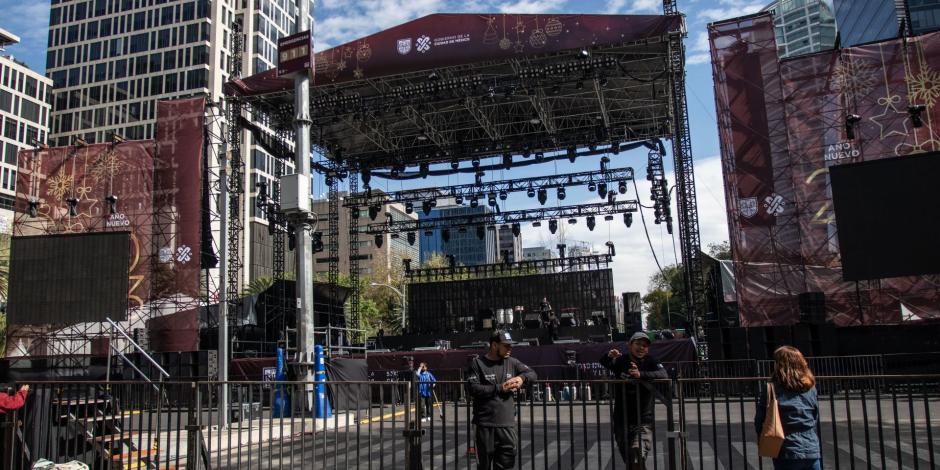Montaje del escenario en Paseo de la Reforma para el concierto de Año Nuevo, en 2023.