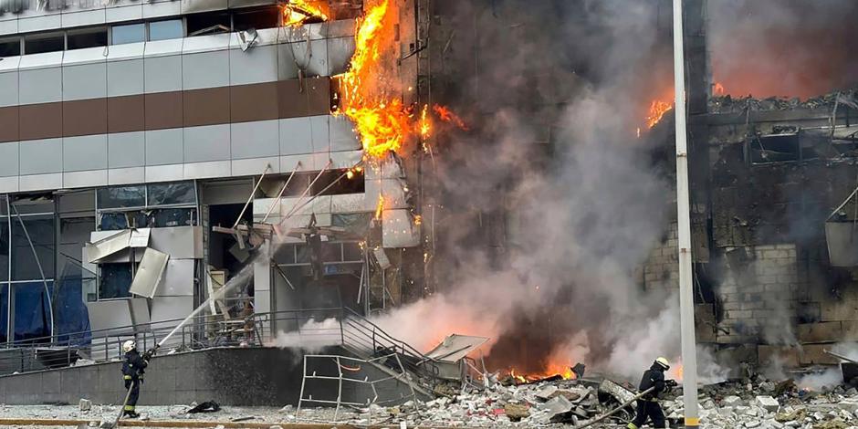Bomberos tratan de sofocar un incendio en un edificio alcanzado por un misil, ayer, en la capital Kiev.