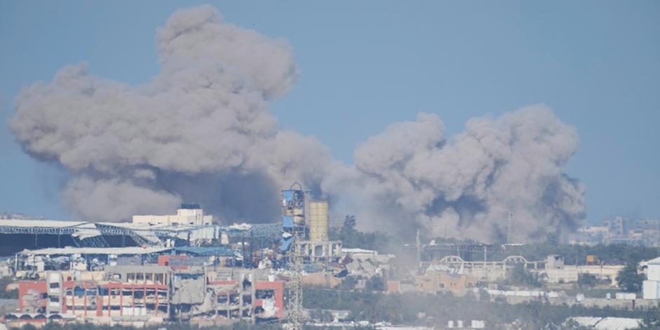 Nubes de humo se aprecian tras un bombardeo israelí al sur de Gaza, ayer.
