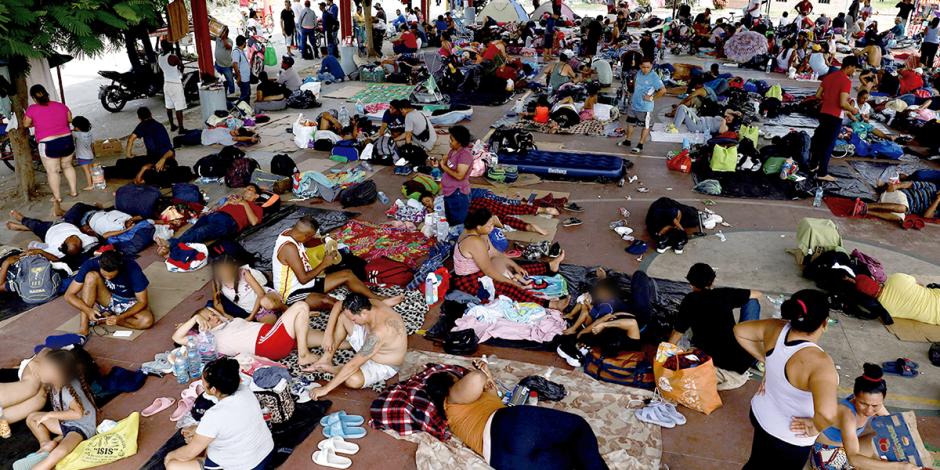 Integrantes de la caravana migrante toman un descanso, ayer, en el municipio de Mapastepec.