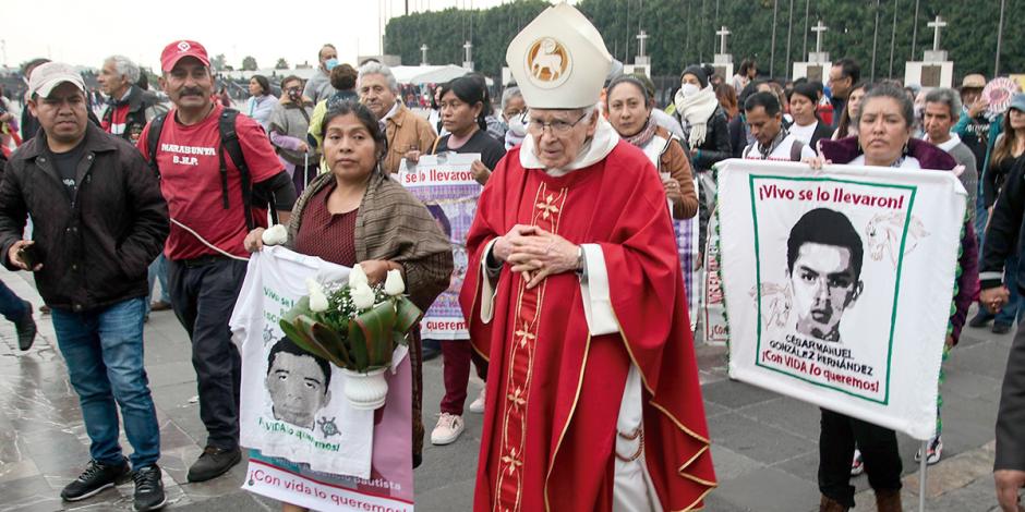 El obispo Raúl Vera recibió a padres de los 43 en la Basílica, el 26 de diciembre.