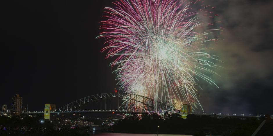 Fuegos artificiales explotan sobre el puente de la bahía de Sydney al inicio de las celebraciones de Año Nuevo en Sydney, Australia, el 31 de diciembre 2023. (AP Foto/Mark Baker)