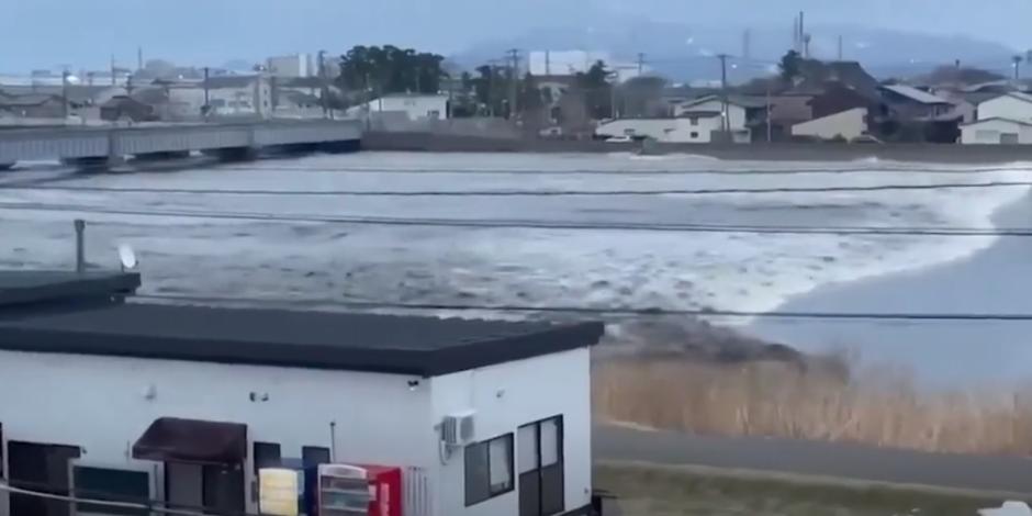 Llegan olas de tsunami a Japón.