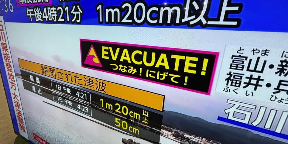 Una televisión muestra un aviso de tsunami, en Yokohama, cerca de Tokio, el 1 de enero de 2024.