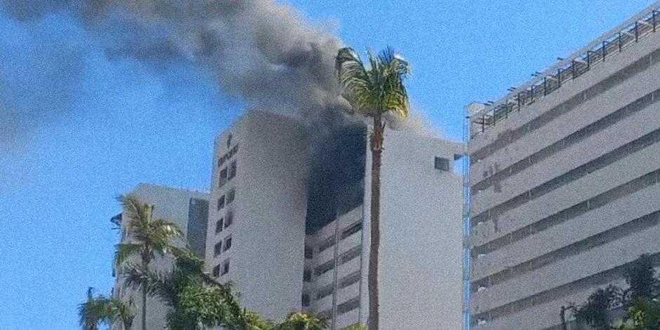 Se registra fuerte incendio en hotel Emporio de Acapulco