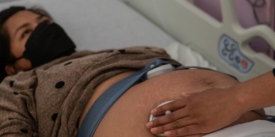 Una mujer embarazada es atendida en una clínica, en imagen de archivo.