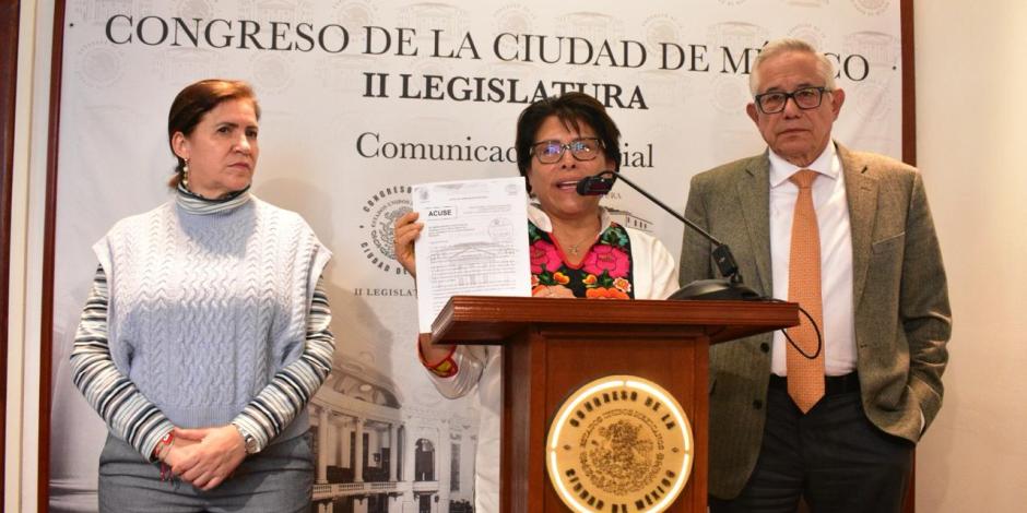 La coordinadora de la bancada de Morena en el Congreso capitalino y presidenta de la Junta de Coordinación Política, Martha Ávila (al centro), durante la conferencia de prensa realizada ayer.