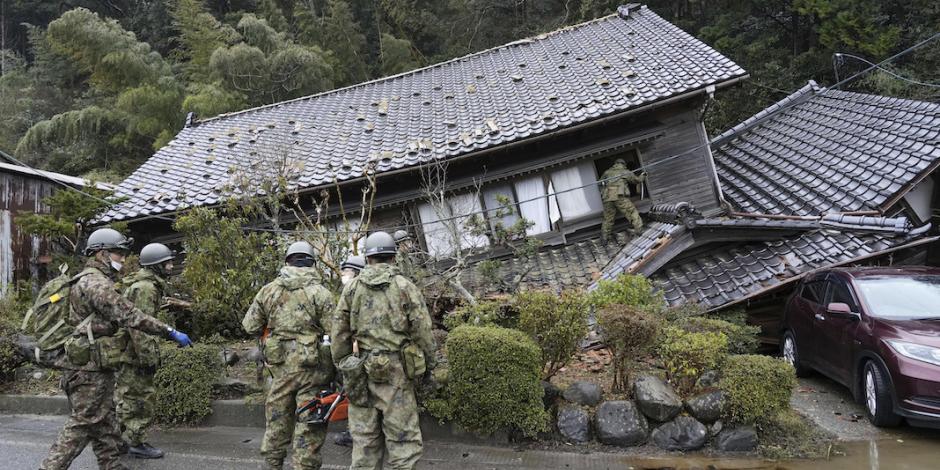 Militares inspeccionan viviendas y edificios derrumbados en busca de víctimas.