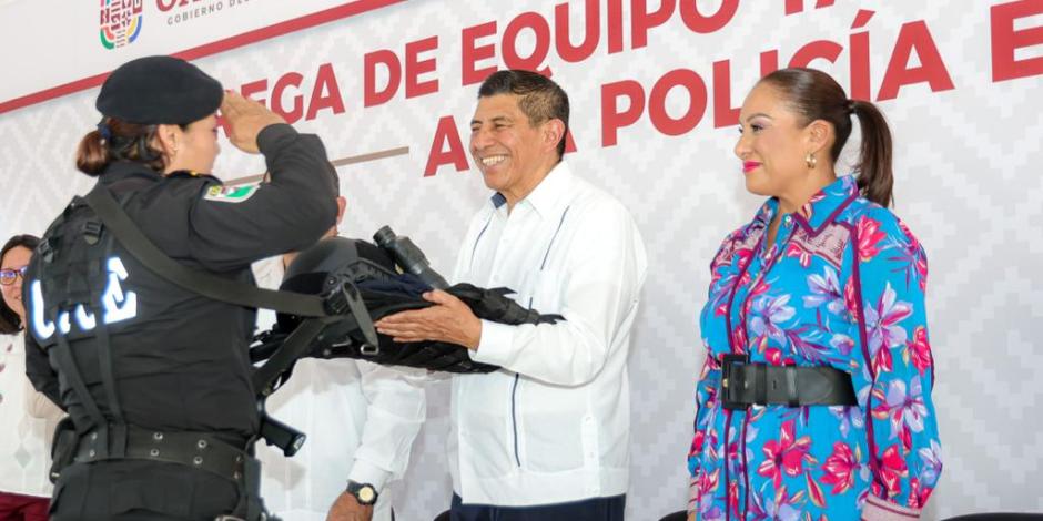 El gobernador de Oaxaca, Salomón Jara, invirtió 14 millones de pesos para entregar 219 chalecos balísticos, 200 dispositivos móviles de monitoreo tipo Smartphone de Misión Crítica y ocho equipos de visión nocturna.