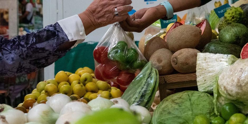 Los alimentos registraron incrementos de precios superiores a cinco por ciento anual en la primera quincena de diciembre, es decir, por arriba de la inflación nacional.