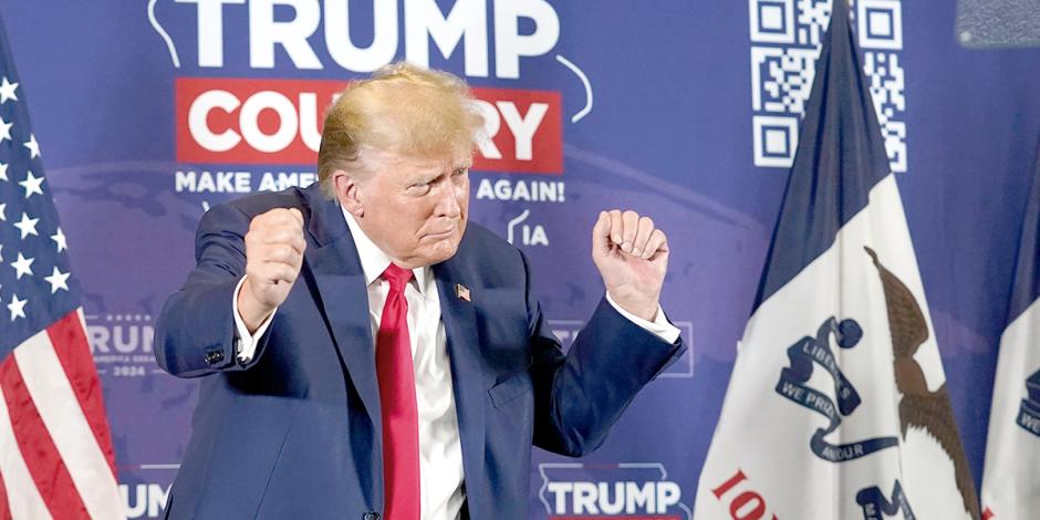 El expresidente Trump baila después de hablar en  un mitin de campaña en el Sioux Center, en Iowa, ayer.