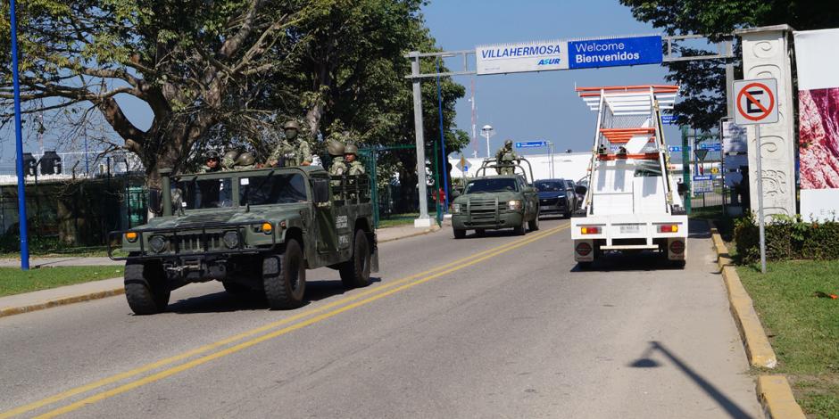 Elementos del Ejército durante su arribo a la capital de Tabasco, ayer.