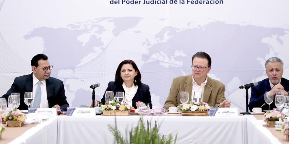 De izq. a Der.: los magistrados Felipe Fuentes, Mónica Soto y Felipe de la Mata, ayer.