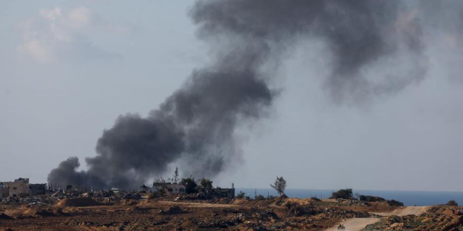 Se levanta humo mientras vehículos militares israelíes se desplazan por el centro de Gaza, en medio del actual conflicto entre Israel y el grupo islamista palestino Hamás.