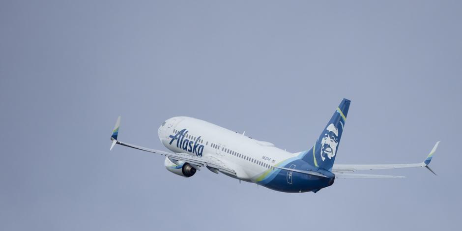 El vuelo 794 de Alaska Airlines, un avión Boeing 737-800, despega del aeropuerto internacional de Portland en Portland, Oregon, el sábado 6 de enero de 2024.