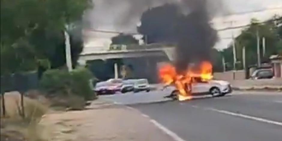 En Celaya, hay bloqueos y quema de autos por presunta detención de líder criminal.