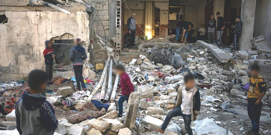 Niños palestinos observan la destrucción causada por un ataque israelí en Rafah, el 29 de diciembre pasado.