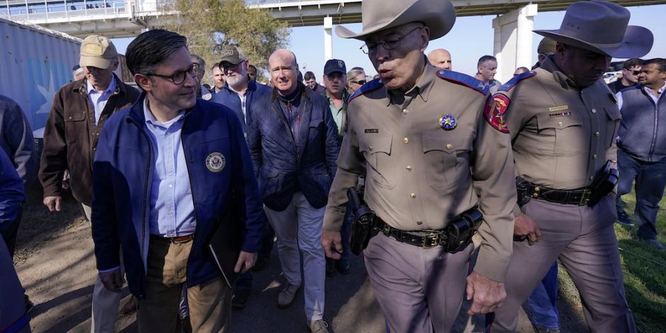 Mike Johnson (de chamarra azul), líder de la Cámara de Representantes, en una visita a la frontera para presionar al Gobierno, durante la semana pasada.