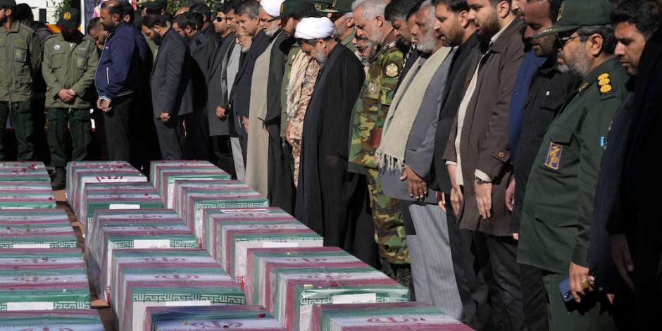 Pobladores en Irán despiden en una ceremonia a víctimas de la doble explosión el fin de semana.