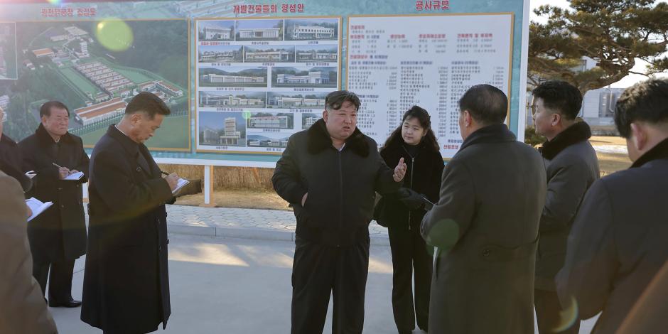 Kim Jong-un es captado en una fábrica avícola, ayer, en medio de nuevas tensiones.