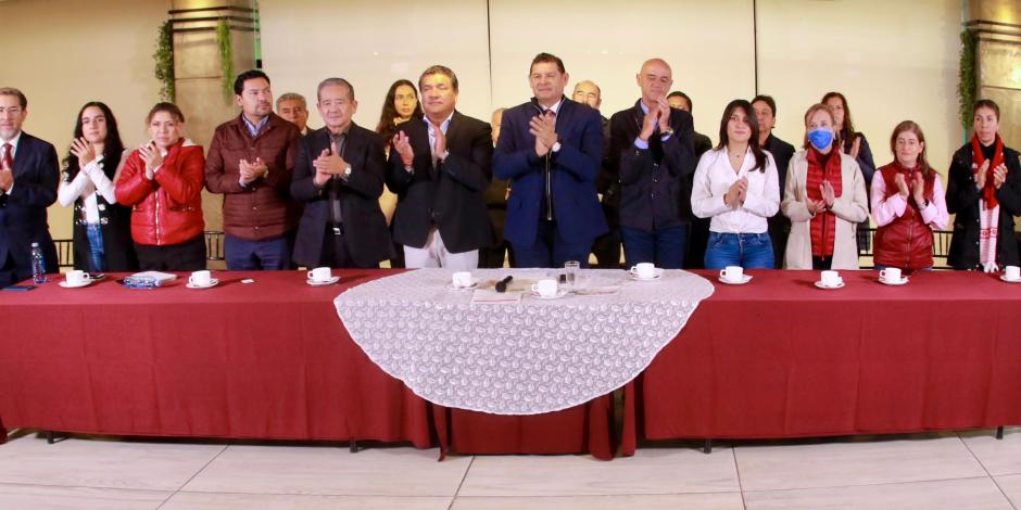 Alejandro Armenta, quien busca ser el próximo gobernador de Puebla, al centro de la imagen.
