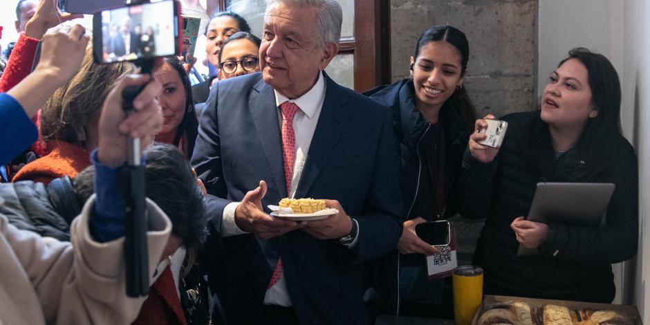 El Presidente López Obrador cortó ayer la rosca con los reporteros de la fuente.