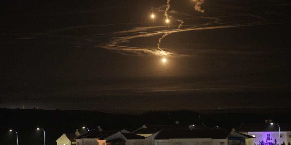 Destellos de lanzamientos enemigos se observan en el cielo israelí tras nuevos combates, ayer.