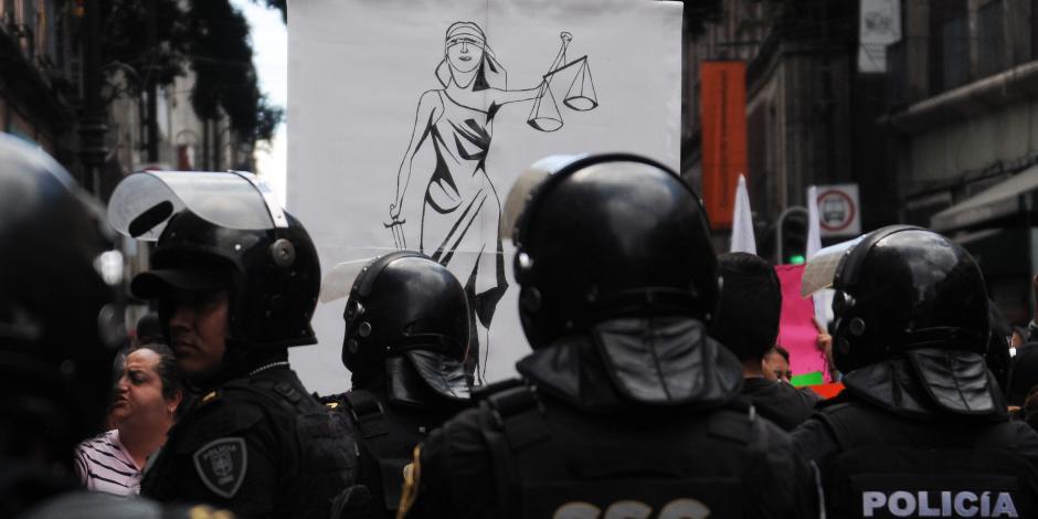 Policía capitalina blinda ayer acceso al Congreso de la CDMX.