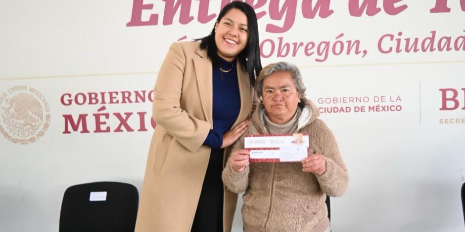 Fany Correa entrega tarjetas del Banco del Bienestar a adultos mayores en la CDMX.