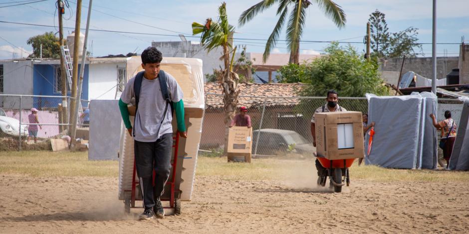 Continuará la entrega de enseres, despensas, agua y canastas básicas en Acapulco y Coyuca.