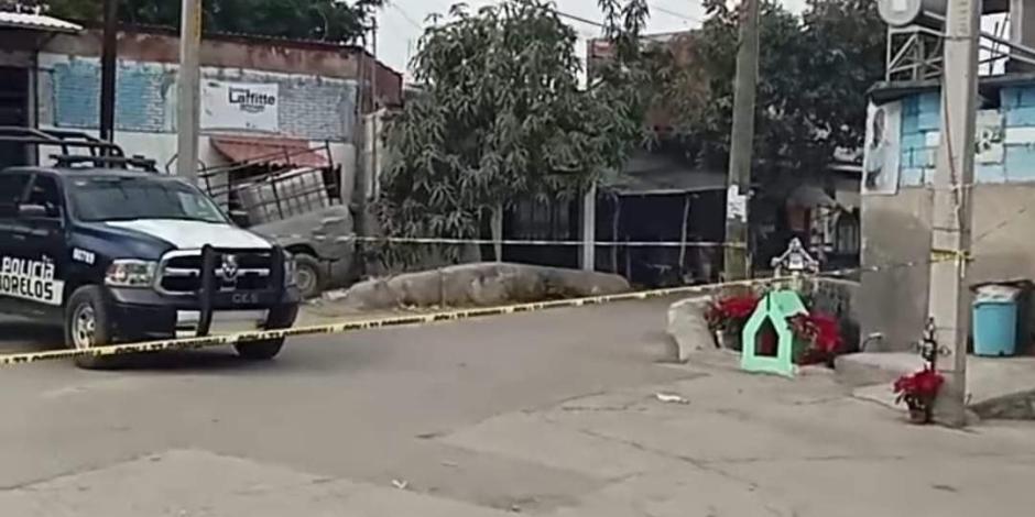 Autoridades acordonaron el sitio en donde tres hombres fueron asesinados en la ciudad de Cuautla, ayer.