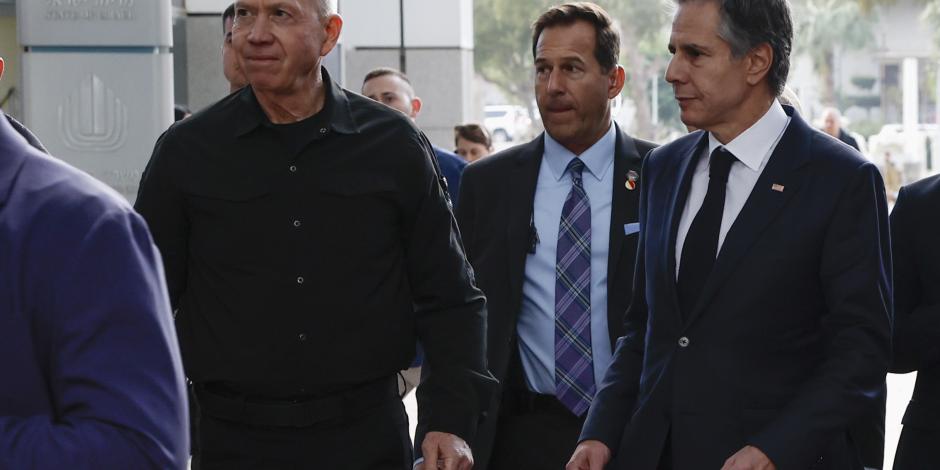 El secretario de Estado de EU, Antony Blinken (de corbata negra) camina junto al ministro de Defensa israelí (a su der.), Yoav Gallant, ayer.