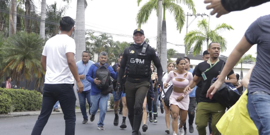 Policía de Ecuador, ayer en el rescate de rehenes en una televisora.