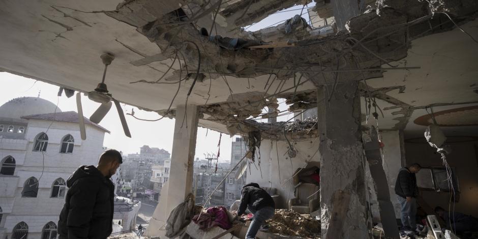 Residentes de Gaza buscan sobrevivientes en edificios destruidos, ayer.