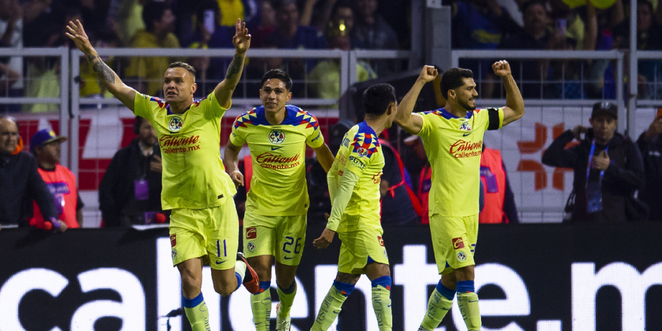 Futbolistas del América festejan uno de sus goles contra Tigres en la final de vuelta del Torneo Apertura 2023 de la Liga MX.
