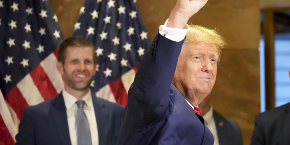Donald Trump levanta el puño en señal de victoria en Nueva York, ayer, frente a su hijo Eric.