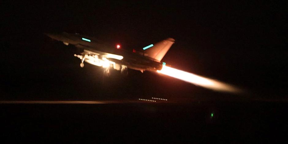 Un avión despega desde Chipre para llevar a cabo ataques en Yemen, ayer.